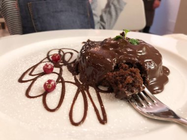 Sacher pasta meyve ile.