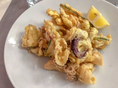 Tempura sebze Fried balıklarla.