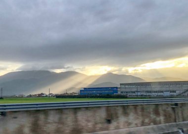 Dağ senaryoda şaşırtıcı filtreleme güneş ışınları.