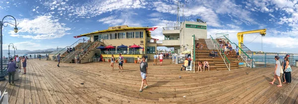 Santa Monica Agosto 2017 Turistas Muelle Santa Mónica Hermoso Día —  Fotos de Stock