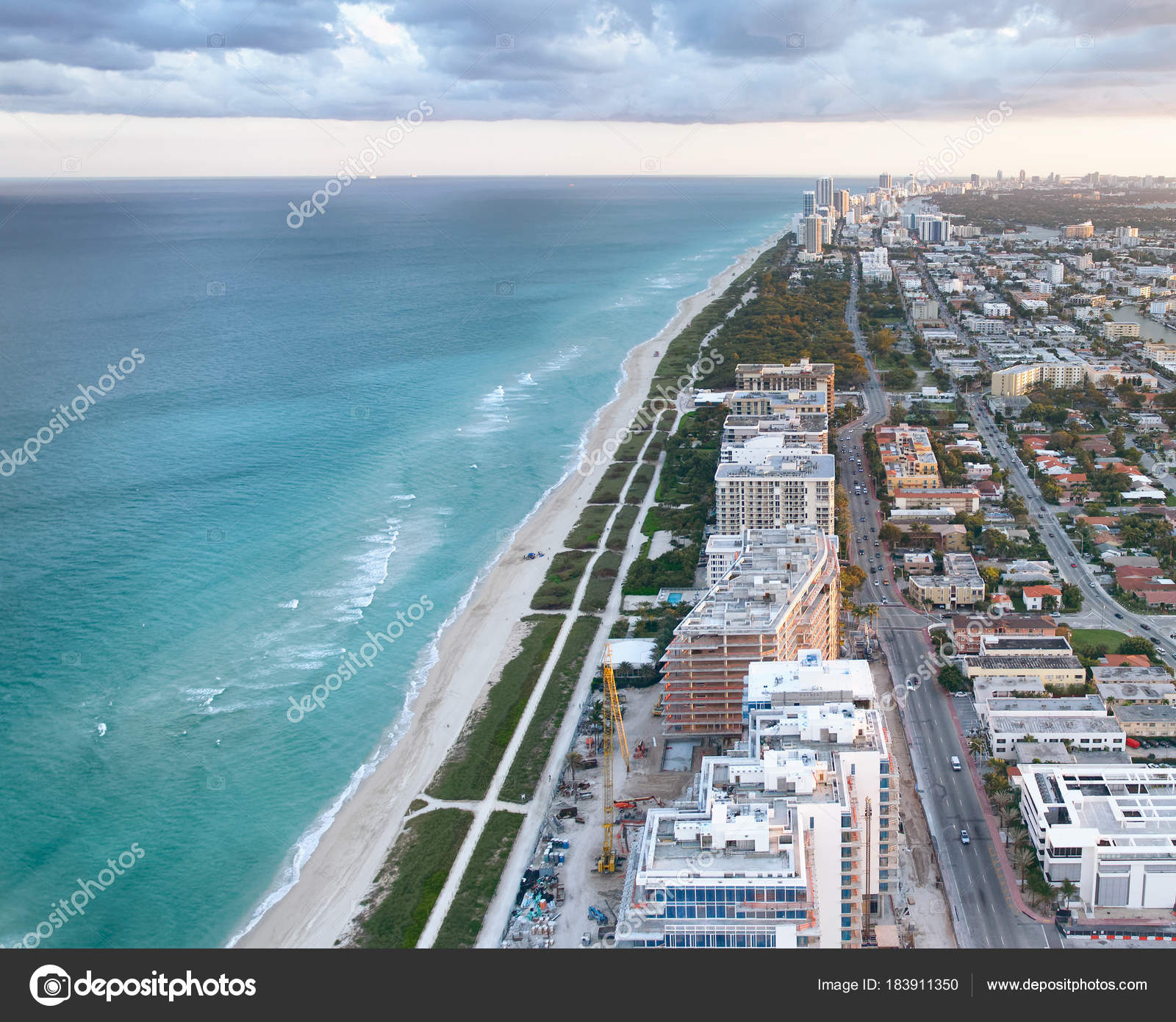夕暮れ時 フロリダ州 アメリカ合衆国マイアミ ビーチのヘリコプター ビュー — ストック写真 © jovannig #183911350
