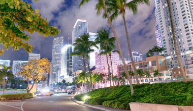 Miami - 27 Şubat 2016: Gece gece şehir merkezinde gökdelenler bir bakış. Miami her yıl 25 milyon ziyaretçi çeken.