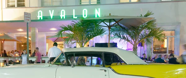 2016 マイアミビーチ 黄色ヴィンテージ車オーシャン ドライブの夜の時間に駐車 都市は毎年 2500 万の訪問者を引き付ける — ストック写真