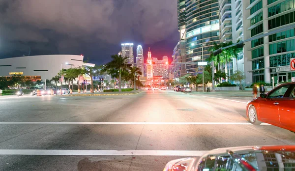 Miami Febrero 2016 Tráfico Urbano Nocturno Centro Ciudad Miami Atrae — Foto de Stock