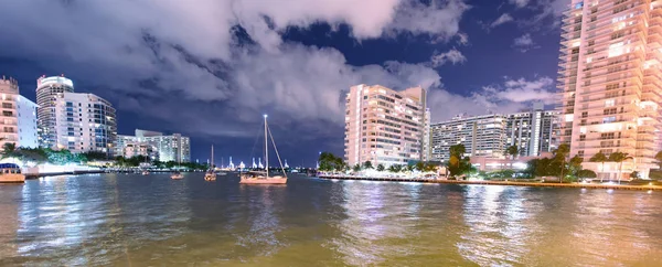 Vista Nocturna Edificios Miami Beach Con Reflejos Agua — Foto de Stock