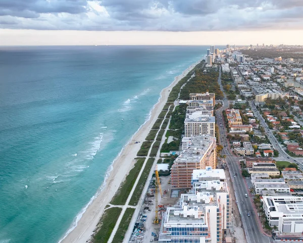 直升机鸟瞰迈阿密海滩黄昏 佛罗里达州 — 图库照片