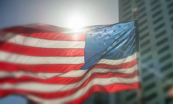 アメリカの国旗 アメリカの国旗風が吹いています 都市景観の背景 — ストック写真