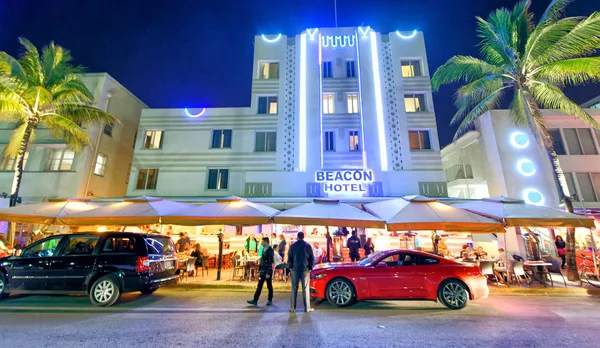 Miami Beach Febrero 2016 Los Turistas Disfrutan Noche Ocean Drive —  Fotos de Stock