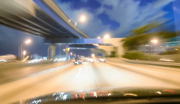 Nachts Schnell Fahrendes Auto Verschwommene Sicht Auf Den Verkehr — Stockfoto