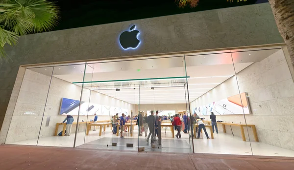 Miami Beach February 2016 Tourists Walk Visit Apple Store Night — Stock Photo, Image