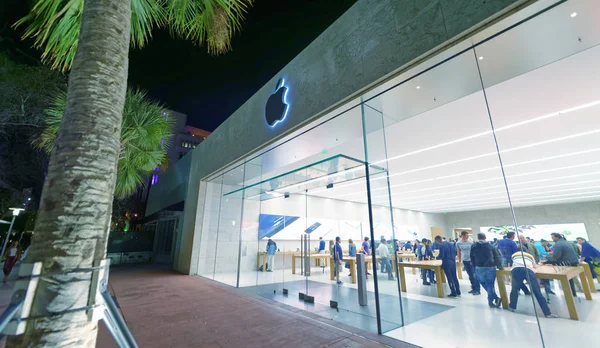 Miami Beach Febrero 2016 Los Turistas Pie Visitan Apple Store —  Fotos de Stock