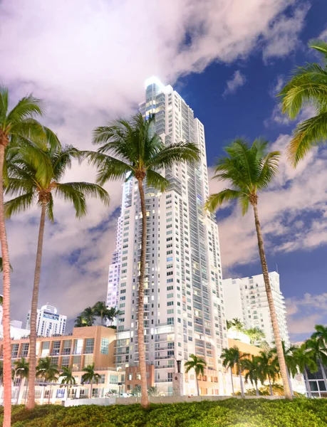 マイアミ フロリダ州 空に向かってビューでダウンタウンの高層ビル — ストック写真