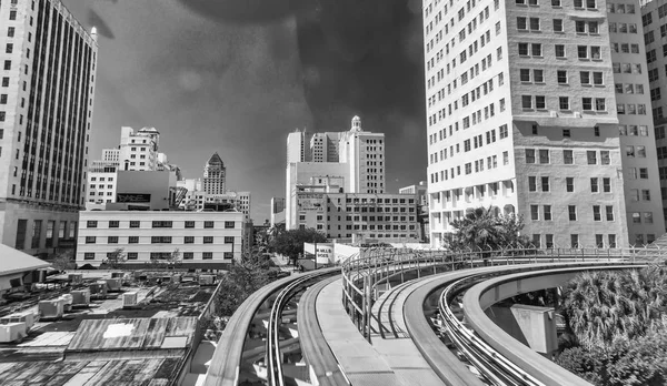 Miami Febbraio 2016 Grattacieli Urbani Del Treno Metrorail Una Bellissima — Foto Stock