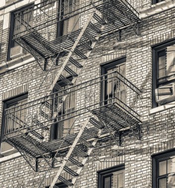 New York City Manhattam bina cephe dış merdiven ile.