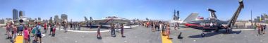 San Diego, Ca - 30 Temmuz 2017: Turist Uss Midway bir güzel yaz gününde ziyaret edin. San Diego her yıl 20 milyon turist çeken.