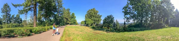 Madre Hija Caminando Por Parque Abeautiful Ciudad Vista Panorámica —  Fotos de Stock