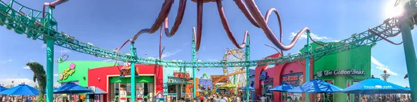 美しい夏の日にサンタ モニカー サンタモニカー カリフォルニア 2017 観光客 桟橋を含むパシフィック パーク 家族遊園 — ストック写真