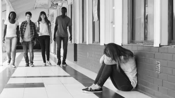 Grupo Adolescentes Caminando Pasillo Escuela Intimidando Una Chica Sentada Suelo — Vídeo de stock