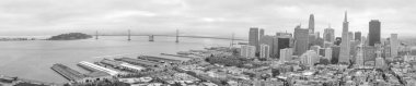 San Francisco - 7 Ağustos 2017: Coit Tower panoramik hava şehir manzaralı. Şehir her yıl 25 milyon kişi çekiyor.