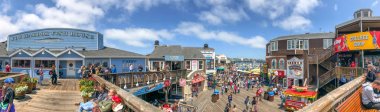 San Francisco - 7 Ağustos 2017: Turist Fishermans Wharf alan. Şehir her yıl 25 milyon kişi çekiyor.