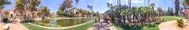 San Diego, Ca - 29 Temmuz 2017: Panoramik botanik bina ve Balboa Park Lily Pond. Bu ünlü bir turistik 's.