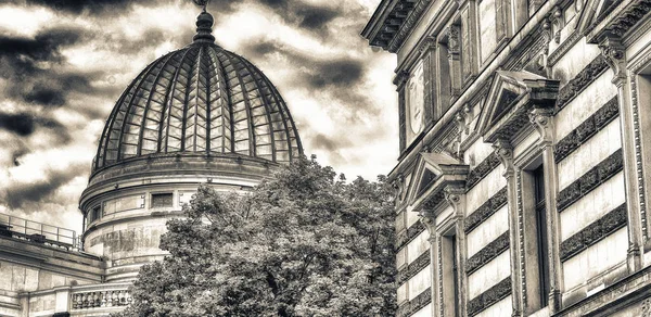 Straßenansicht Dresdener Altbauten Einem Bewölkten Tag Deutschland — Stockfoto