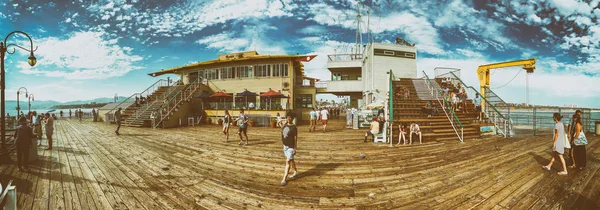 Santa Monica Augustus 2017 Toeristen Santa Monica Pier Een Mooie — Stockfoto