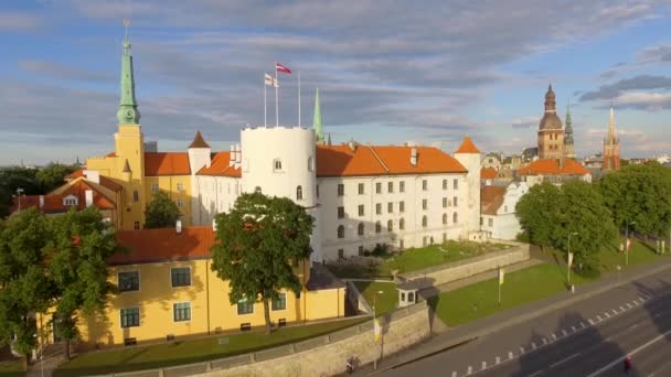 Riga Slott Och Historiska Byggnader Stranden Floden Daugava Riga Huvudstad — Stockvideo