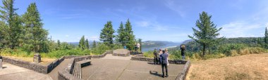 Portland ya da - 19 Ağustos 2017: Turist tadını panoramik Columbia river gorge. Oregon ünlü bir cazibe olduğunu.
