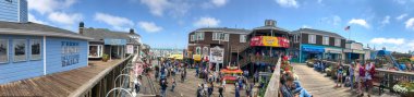 San Francisco - 7 Ağustos 2017: Turist Fishermans Wharf alan. Şehir her yıl 25 milyon kişi çekiyor.