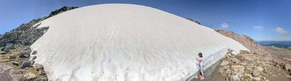 Ung Flicka Vidrör Mount Rainier Glaciären Sommarsäsongen Panoramautsikt — Stockfoto