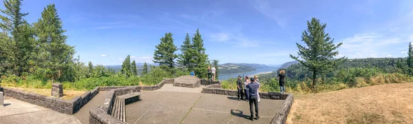 Portland August 2017 Tourists Enjoy Panoramic View Columbia River Gorge — Stock Photo, Image