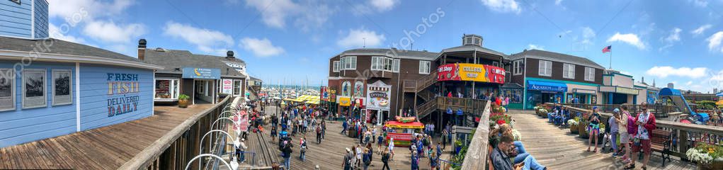 SAN FRANCISCO - AUGUST 7, 2017: Tourists in Fishermans Wharf area. The city attracts 25 million people annually. — Stock Image San Francisco August 2017 Tourists Fishermans Wharf Area City Attracts Royalty Free Stock Images