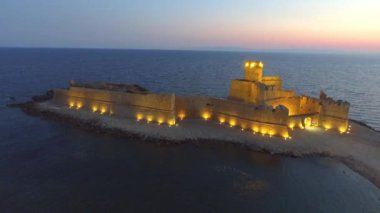 Hava panoramik Aragonca kale, Calabria, İtalya. Video