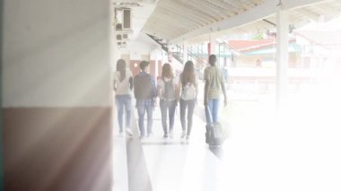 okul koridorda yürürken genç grup