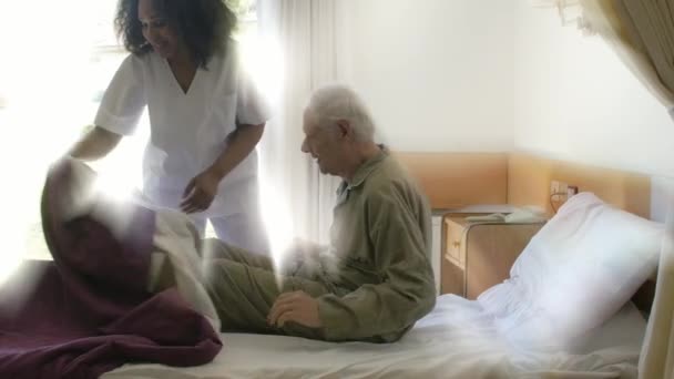 病院で高齢者の男性患者の世話を看護師します — ストック動画