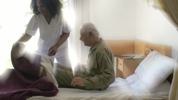 Enfermera Que Cuida Paciente Anciano Hospital — Vídeo de stock