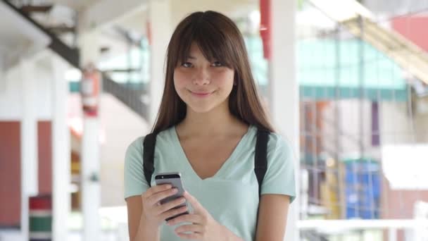 Hermosa Adolescente Con Teléfono Inteligente Escuela — Vídeo de stock