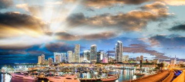 Downtown Miami üzerinden muhteşem gün batımı. Bağlantı noktası bulvarına panoramik görünüm.