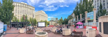 Portland ya da - 18 Ağustos 2017: Panoramik öncü Adliye Meydanı. Portland her yıl 5 milyon turist çeken.