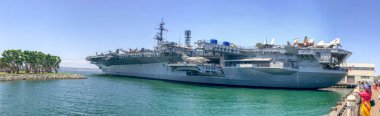 San Diego, Ca - 30 Temmuz 2017: Turist Uss Midway bir güzel yaz gününde ziyaret edin. San Diego her yıl 20 milyon turist çeken.