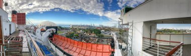 Long Beach, Ca - 1 Ağustos 2017: Turist Queen Mary gemi bir güzel yaz gününde ziyaret edin. Queen Mary Los Angeles bölgesinde bir turistik 's.
