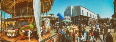 San Francisco - 7 Ağustos 2017: Turist Fishermans Wharf alan. Şehir her yıl 25 milyon kişi çekiyor.