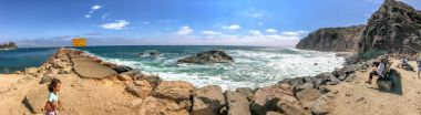 Dana Point, Ca - 31 Temmuz 2017: Turist şehir beach bir rüzgarlı yaz gününde ziyaret edin. Dana Point turistik California 's.