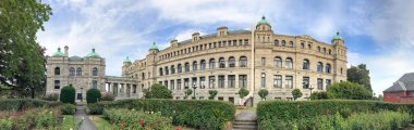 Victoria, Kanada - 14 Ağustos 2017: Turist Parlamento ve Şehir Parkı ziyaret edin. Vicotoria Vancouver Island ünlü bir turistik yer.