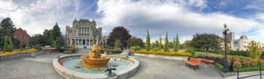 Victoria, Kanada - 14 Ağustos 2017: Turist Parlamento ve Şehir Parkı ziyaret edin. Vicotoria Vancouver Island ünlü bir turistik yer.