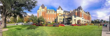 Victoria, Kanada - 14 Ağustos 2017: Fairmont Empress Hotel yakındaki turist. Vicotoria Vancouver Island ünlü bir turistik yer.