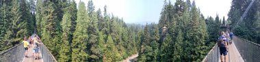 Vancouver, Kanada - 11 Ağustos 2017: Turist Capilano Asma Köprüsü üzerinde. Vancouver alanında büyük bir atttraction olduğunu.