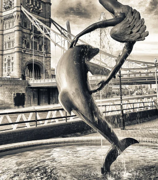 Majesty Tower Bridge London Dolphin Statue Fountain — Stock Photo, Image