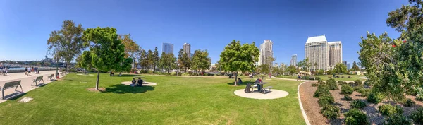 圣迭戈 加利福尼亚 2017年7月30日 游客参观 Ruocco 公园在一个美丽的夏天天 圣地亚哥每年吸引2000万游客 — 图库照片